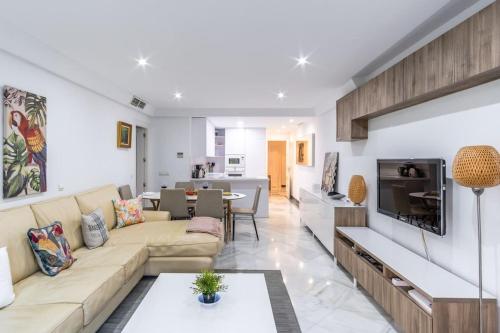 1st line exclusive apt in heart of the Golden Mile photo 20