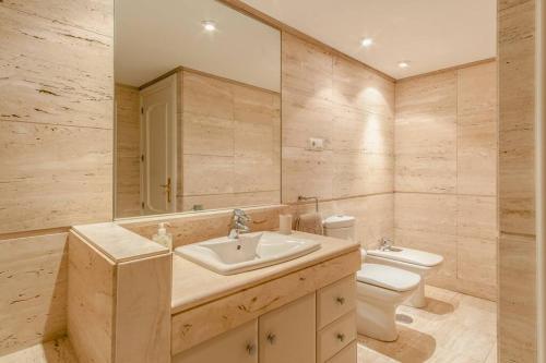 1st line exclusive apt in heart of the Golden Mile photo 22