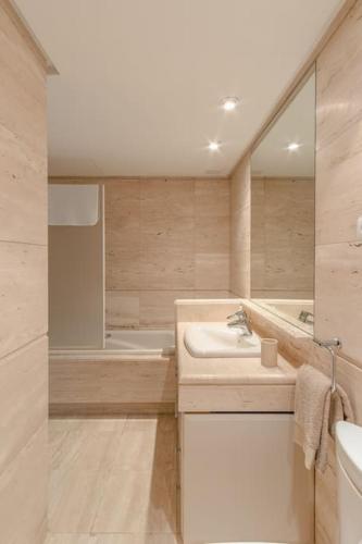 1st line exclusive apt in heart of the Golden Mile photo 23