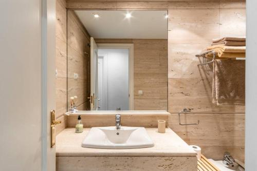 1st line exclusive apt in heart of the Golden Mile photo 28