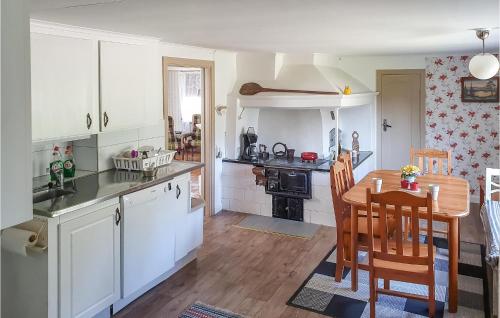 een keuken met een houten tafel en een eetkamer bij Stunning Home In Sdra Vi With Kitchen in Södra Vi