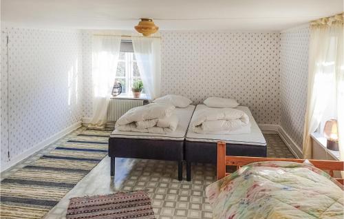 una camera con due letti con cuscini bianchi di Stunning Home In Sdra Vi With Kitchen a Södra Vi