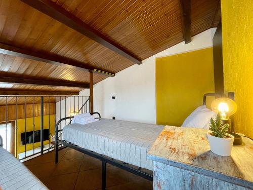 um quarto com uma cama e uma parede amarela em Chalet Garda em Peschiera del Garda