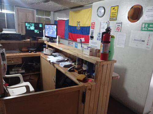 Cubierta de oficina con escritorio y 2 monitores en Escocie Quito Colonial, en Quito