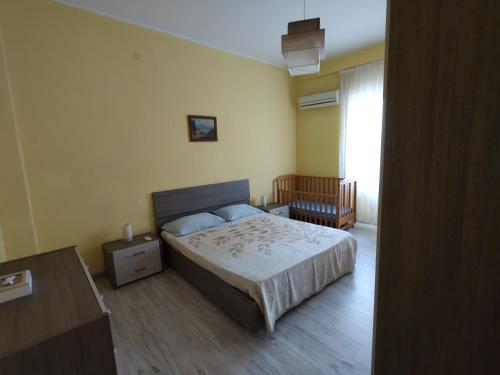 um quarto com uma cama e uma janela em Sant'Elena apartment Self check-in em Quartu SantʼElena