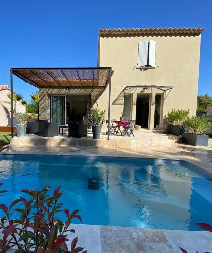 une piscine devant une maison dans l'établissement Chez Céline, à Saumane-de-Vaucluse