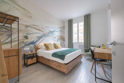 een slaapkamer met een bed met een schilderij aan de muur bij Via Pollaiolo, 55 - Florence Charming Apartments - Comfort e Stile a 350mt dal Tram! First floor with elevator and car places on street in Florence