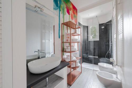 Bathroom sa Via Pollaiolo, 55 - Florence Charming Apartments - Comfort e Stile a 350mt dal Tram! First floor with elevator and car places on street