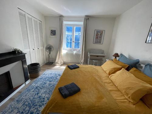 Ένα ή περισσότερα κρεβάτια σε δωμάτιο στο la maison des chapeliers