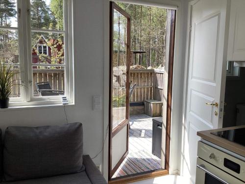 Una televisión o centro de entretenimiento en 3 person holiday home in SÖLVESBORG-By Traum