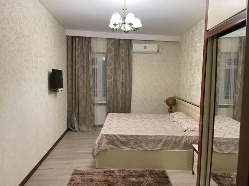 una camera con un letto e una televisione di Apartment in historical district of Tbilisi a Tbilisi City