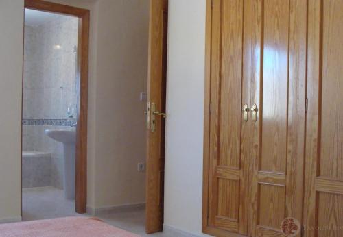 bagno con porta in legno e bagno con vasca. di Bellavista ad Aigues