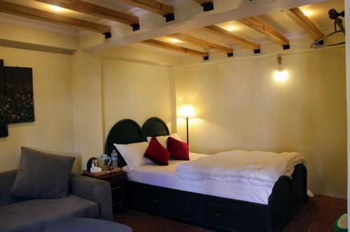 1 dormitorio con 1 cama grande y 1 sofá en Peace gallery inn, en Pātan