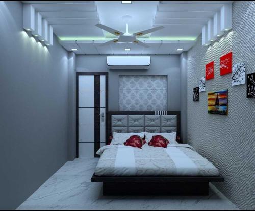 1 dormitorio con 1 cama y ventilador de techo en Flagship Hotel Sweta Villa, en Patna