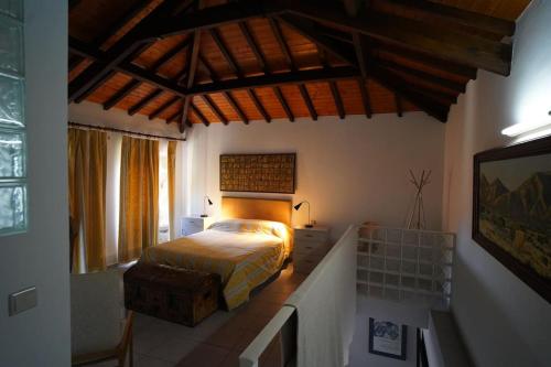 ein Schlafzimmer mit einem Bett in einem Zimmer in der Unterkunft Lemon Tree Cottage at Terrus Winery in Barrô
