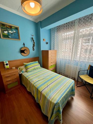 - une chambre avec un lit, une commode et une fenêtre dans l'établissement PISO EN PLENO CENTRO DE MIÑO II, à Miño