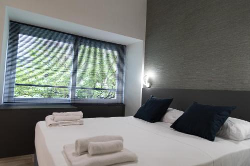 sypialnia z 2 łóżkami i ręcznikami w obiekcie CIVICO 237 w mieście Napoli