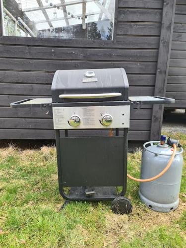 Kemudahan BBQ tersedia untuk tetamu di rumah percutian
