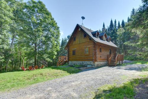 duży drewniany dom na wzgórzu z drzewami w obiekcie Family & Pets Friendly 6 Person Remote Work Mountain View Oasis w mieście Lac-Superieur