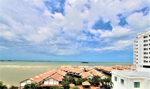 ポートディクソンにあるBestView Maisons Private Beach Suites Port Dicksonの建物から見た海の景色
