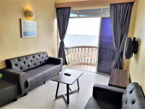BestView Maisons Private Beach Suites Port Dicksonにあるシーティングエリア