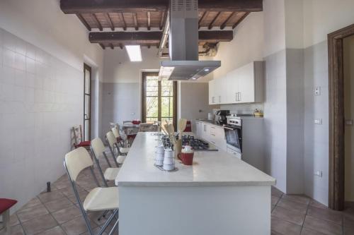 una cocina con una gran isla en una habitación en Agriturismo Tenuta Il Polardo, en Piegaro