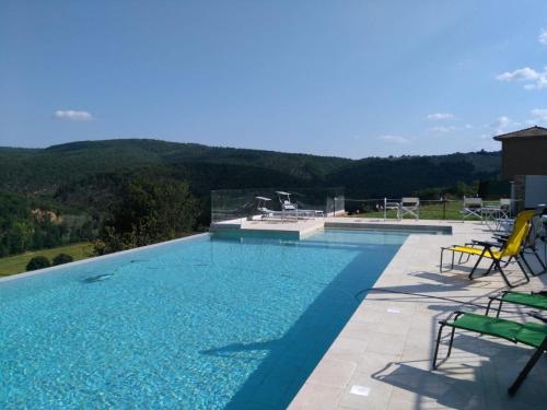 una piscina con vistas a la montaña en Agriturismo Tenuta Il Polardo, en Piegaro