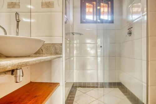 a bathroom with a sink and a shower at Pipa Beleza Ap aconchegante in Pipa