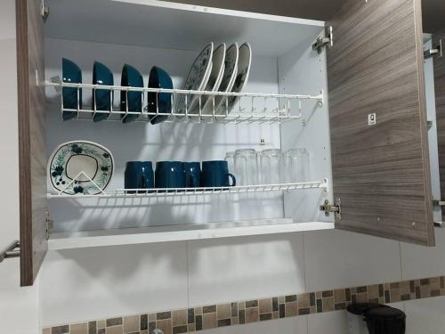 een keukenplank met borden en glazen erop bij Encantador apartamento #2 cerca al aeropuerto in Bogota