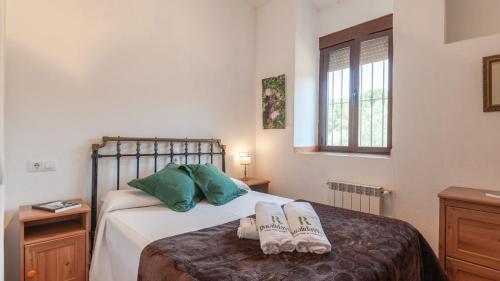 a bedroom with a bed with two towels on it at Casa Rural Las Catenas Andújar by Ruralidays in Jaén