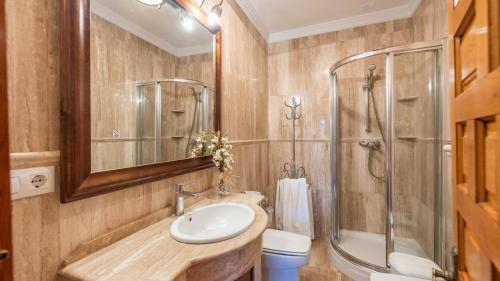 uma casa de banho com um lavatório, um chuveiro e um WC. em Casa La Fresneda Ubrique by Ruralidays em Ubrique