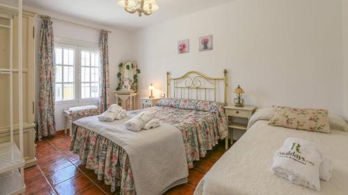 ein Schlafzimmer mit zwei Betten mit Handtüchern darauf in der Unterkunft El Pinar La Puebla de Los Infantes by Ruralidays in La Puebla de los Infantes