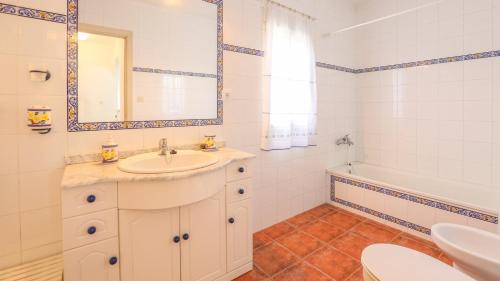 ein Badezimmer mit Waschbecken, Spiegel und Badewanne in der Unterkunft El Pinar La Puebla de Los Infantes by Ruralidays in La Puebla de los Infantes