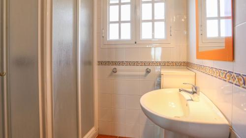 ein Badezimmer mit Waschbecken und Fenster in der Unterkunft Villa Sara La Puebla de Los Infantes by Ruralidays in La Puebla de los Infantes