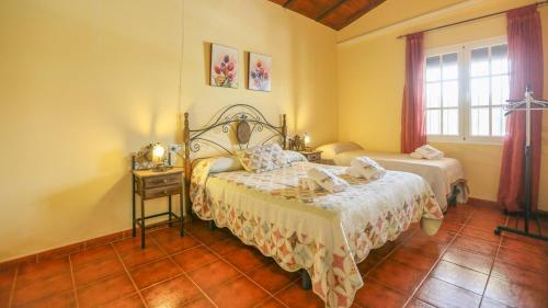 1 Schlafzimmer mit 2 Betten und einem Fenster in der Unterkunft Villa Sara La Puebla de Los Infantes by Ruralidays in La Puebla de los Infantes