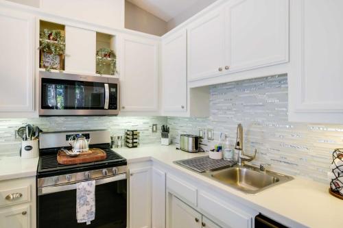 Η κουζίνα ή μικρή κουζίνα στο Updated Lake Almanor Retreat with Patio and Grill!