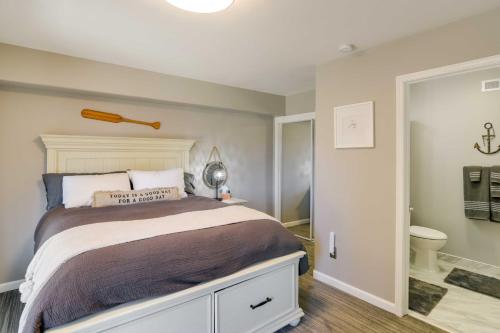 Ένα ή περισσότερα κρεβάτια σε δωμάτιο στο Updated Lake Almanor Retreat with Patio and Grill!