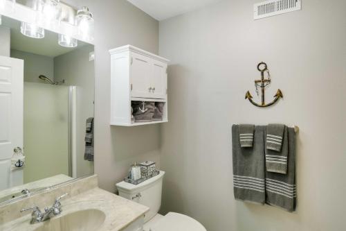 uma casa de banho com um WC branco e um lavatório. em Updated Lake Almanor Retreat with Dock Access! em Westwood