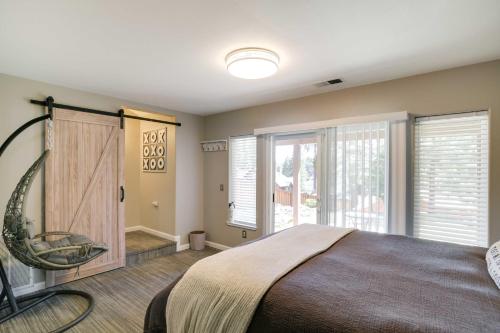 Katil atau katil-katil dalam bilik di Updated Lake Almanor Retreat with Dock Access!
