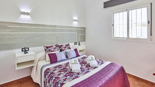 מיטה או מיטות בחדר ב-Villa Yuca Conil de la Frontera by Ruralidays