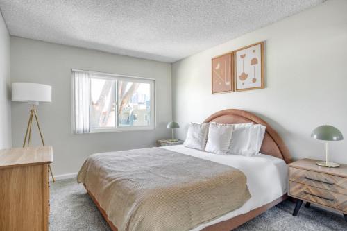 Voodi või voodid majutusasutuse Woodland Hills 2br w pool gym nr Warner Center LAX-892 toas
