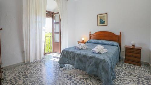 a bedroom with a bed with towels on it at Casa Leal La Puebla de Los Infantes by Ruralidays in La Puebla de los Infantes