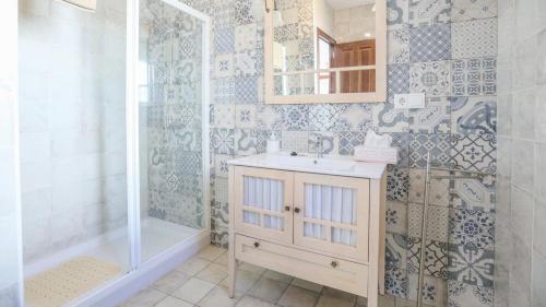 a bathroom with a shower and a sink and a mirror at Casa Leal La Puebla de Los Infantes by Ruralidays in La Puebla de los Infantes