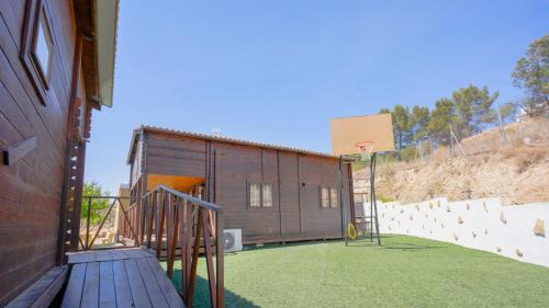 an outdoor basketball court with a basketball hoop at Casa Los Bartolos Vélez Rubio by Ruralidays in Vélez Rubio