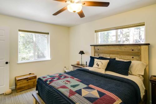 Katil atau katil-katil dalam bilik di Tranquil Lake Almanor Getaway with Dock Access!