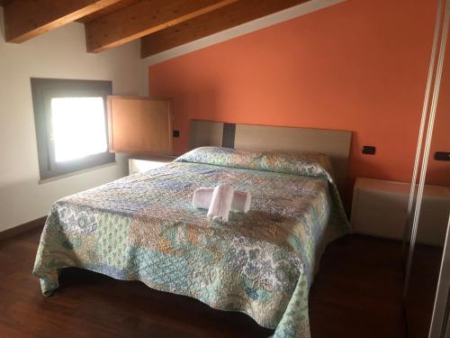 Un dormitorio con una cama con dos toallas encima. en Bondion Apartment, en Sandra
