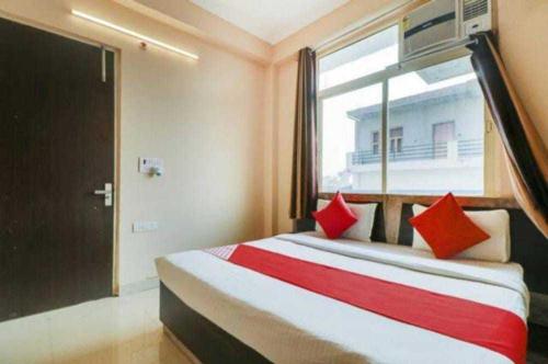 Llit o llits en una habitació de OYO Hotel Ralex Inn Near Pvr Ansal Plaza Greater Noida