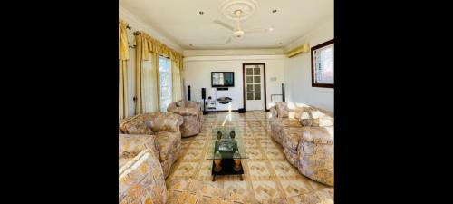 un soggiorno con divani e tavolo di SALAAM LETTING (4 BEDROOM, ZANZIBAR HOUSE) a Kiembi Samaki
