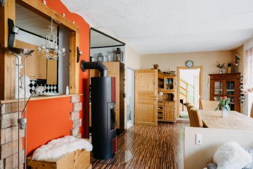 een keuken met een houtkachel in een kamer bij Ferienhaus Ricki in Rust