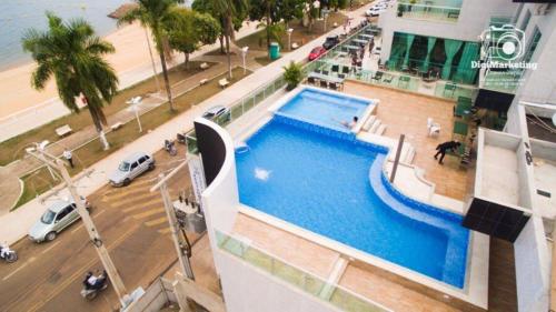 Hotel Vale Do Xingu في ألتاميرا: اطلالة علوية على مسبح على مبنى